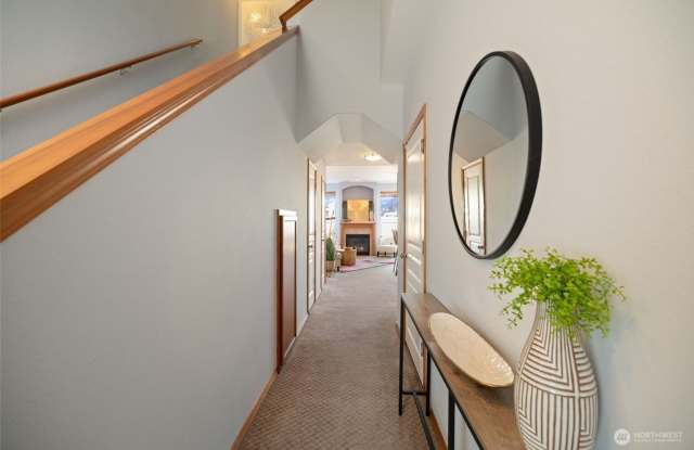 2 Bedroom 2.5 Bath Town House with Fenced Yard and Extra Den/Office-Move in Ready! Gallery 2