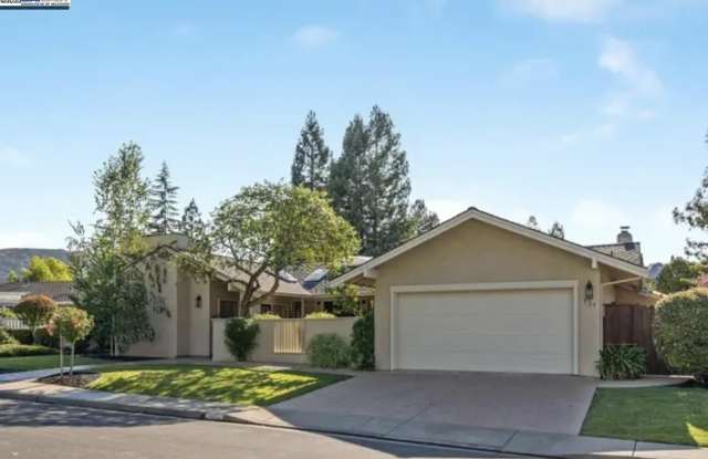 131 Clover Hill Ct - 131 Clover Hill Court, Danville, CA 94526