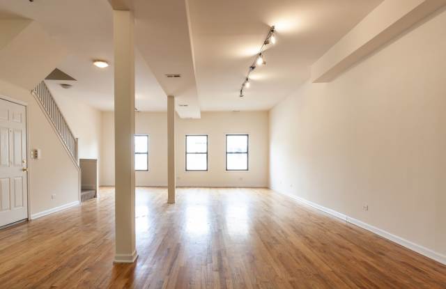 HUGE 3BR/2BA Duplex UP Close to Blue Line! Gallery 3