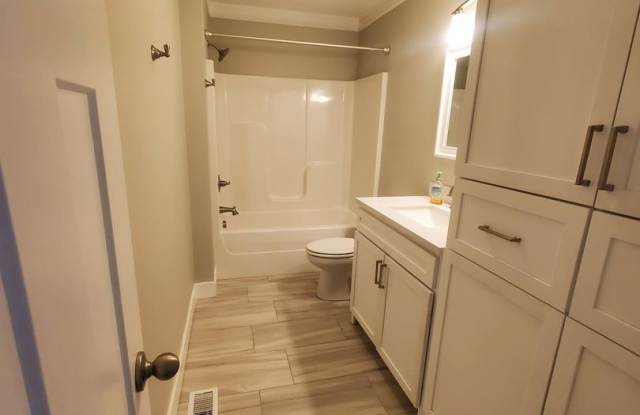 Contact Property managers Jeff and Tonia Rollins 501-626-9917 photos photos