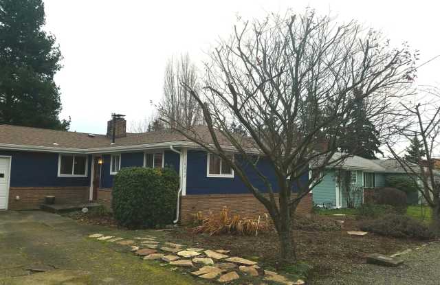 Downtown Burien duplex - main floor rambler unit - 3 bedroom 1 bath, storage & washer/dryer! Available August 10th! photos photos