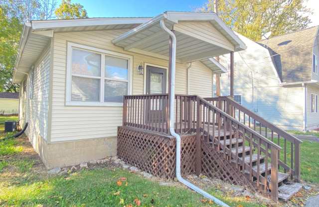 2 Bed Home With A Den Michigan City - 413 Cleveland Avenue, Michigan City, IN 46360