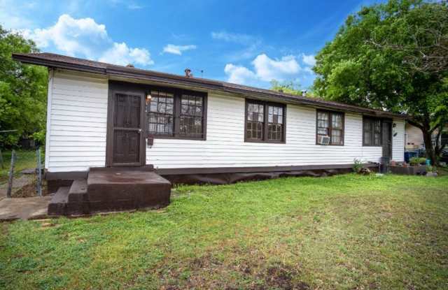 Renovated Home Near Downtown - 514 Bee Street, San Antonio, TX 78208