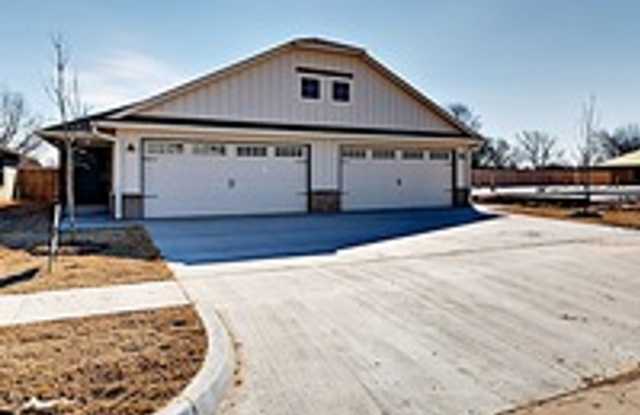 Beautiful 2 Bedroom, 2 Bathroom Duplex with 2 Car Garage close to Tinker Air Force Base photos photos