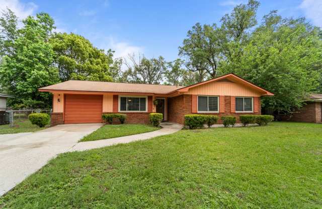 Charming 3-Bedroom Home on Savannah’s Southside with Covered Patio and Large Backyard photos photos
