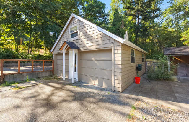 Charming Studio Near Downtown Bellevue with Washer & Dryer Gallery 3