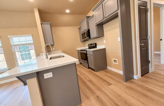 Modern 3BR/2BA Duplex Near Fort Sill & Shopping Gallery 4