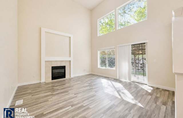 Bright 3-Bedroom Kent Home with Vaulted Ceilings, Covered Patio & 2-Car Garage Gallery 4