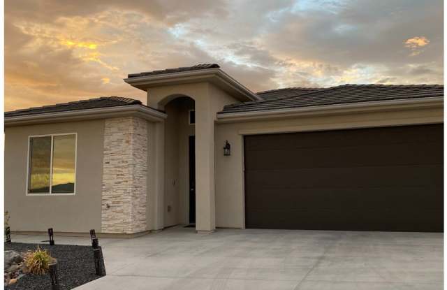 Home with great yard in Hurricane photos photos