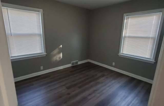 Large 3 bedroom Single Family with finished basement Gallery 3