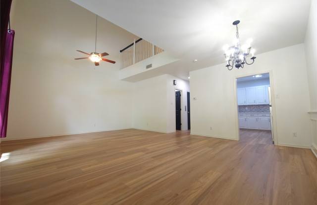 426 W Oak Street Gallery 4