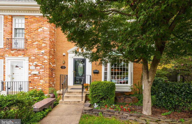 Hallcrest Heights: Highly sought after end unit town home in beautiful neighborhood nestled right in the heart of McLean! photos photos