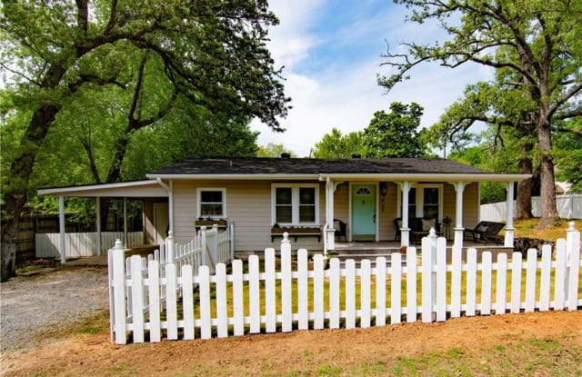 832  W Walker  ST - 832 Walker Street, Fayetteville, AR 72701