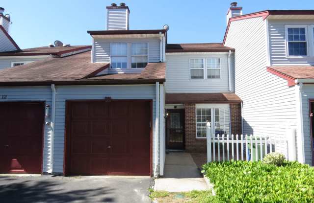 Spacious 3 Bedroom Townhome - 11 Yorktown Court, Coram, NY 11727