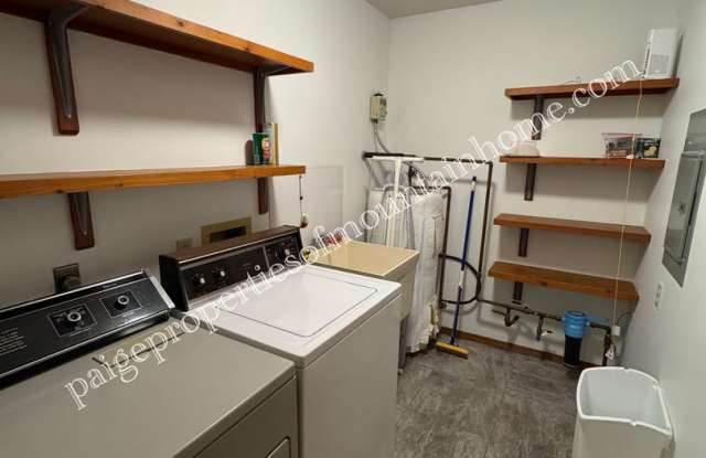 Spacious 1-Bedroom in Cotter Near Valley Airport – Unique Garage photos photos