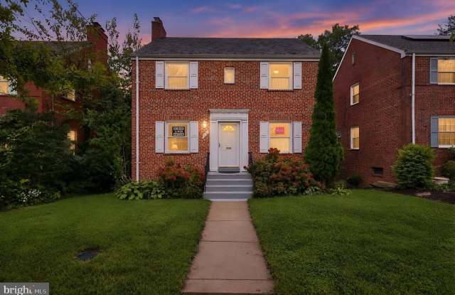1671 WEBSTER Street NE Gallery 1