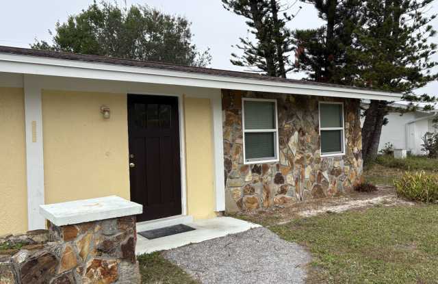 Spacious 2/2 with a garage available until end of December photos photos