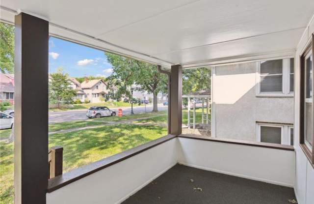 Huge 6 Bedroom Close to St Thomas for June Move In! Gallery 4