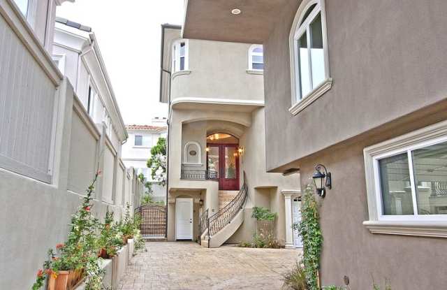 Spacious 3,224 Square Foot Townhouse! photos photos