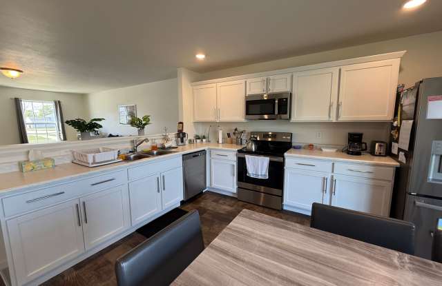 Spacious  Fully Furnished 5-Bedroom Colonial in Allendale's Maple Pond Community photos photos