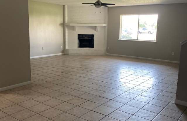 Large 3 bedroom townhome - 55 South Commonsway Drive, Portland, TX 78374