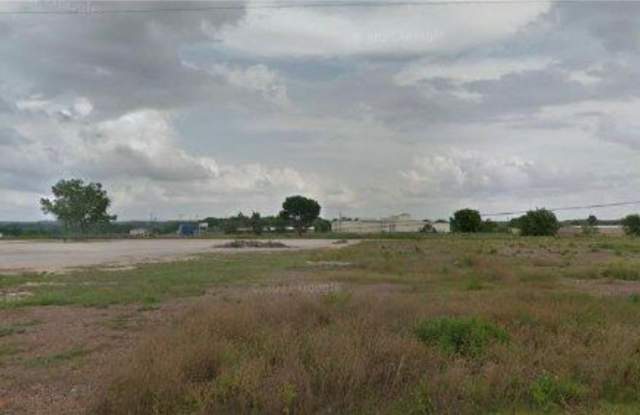 105 Maple Street - 105 Maple Street, Luling, TX 78648