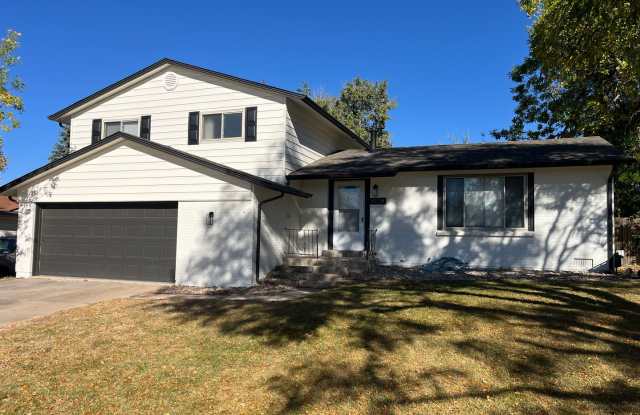 NEWLY RENOVATED 3 bed 2.5 Bath large yard in Aurora! Gallery 1