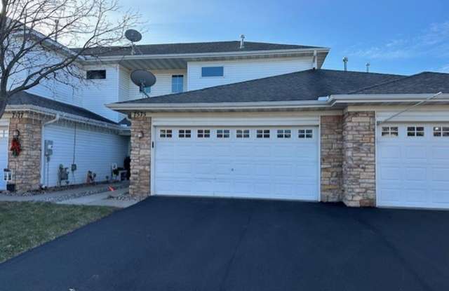 Open floor plane *2Bed*1.5 Bath town home in Oakdale Avail Oct 1st 2025. - 7575 6th Street North, Oakdale, MN 55128