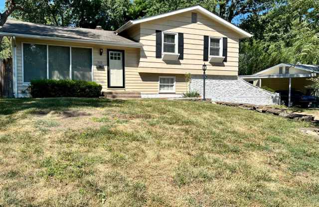Spacious Home 3 Bedroom w/Fin basement for Lease in Lee's Summit - 512 Northwest Falk Drive, Lee's Summit, MO 64063