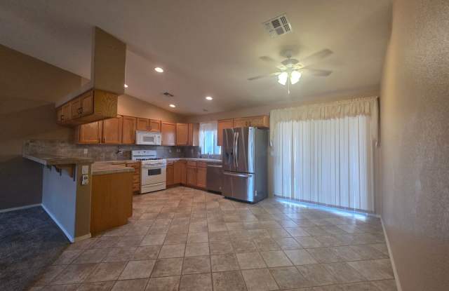 For Rent – Beautiful 3-Bedroom Home with 3-Car Garage & RV Parking! Gallery 4