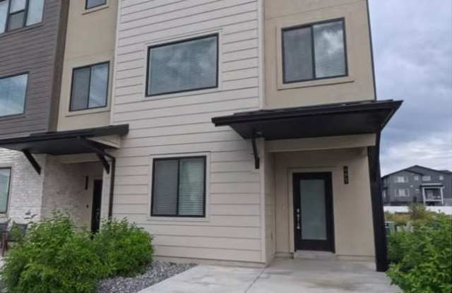 Lakeshore Landing - 4 Bedroom Townhome Gallery 1