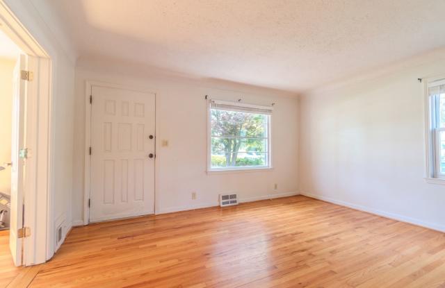 SPACIOUS 3-BEDROOM HOME + FULL IN-LAW SUITE IN ROYAL OAK! Gallery 4