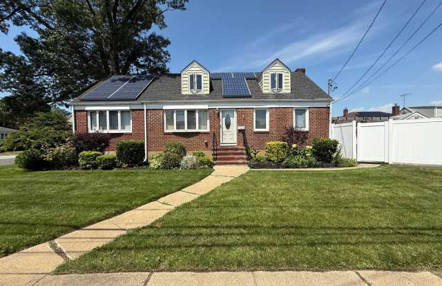 Fantastic 4 Bed/1.5 Bath Home in Valley Stream! photos photos