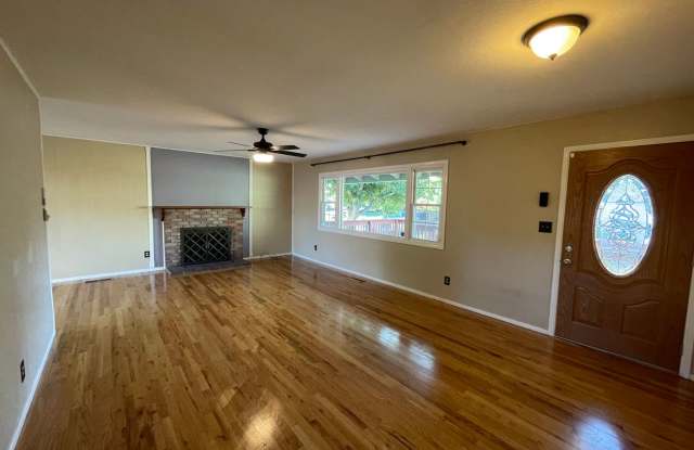 Charming Old SW Reno - Single Story 3 Bedroom Two Car Garage Gallery 4