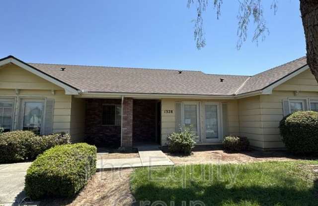 1328 South Rossmoor - 1328 South Rossmoor Street, Visalia, CA 93277