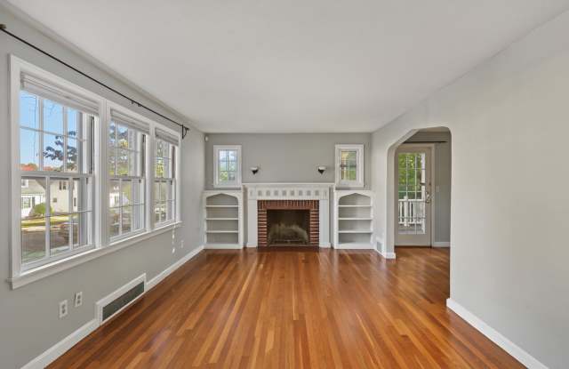 Charming Updated 3 Bed, 1.5 Bath House for Rent in Holyoke! Gallery 4