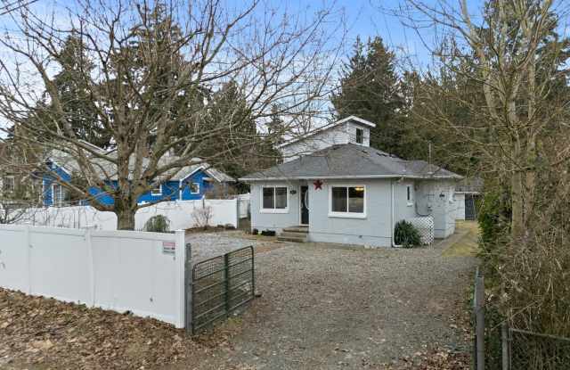 Charming Tacoma Home – 3 Beds, 1 Bath, Updated  15 Mins to JBLM! - 9817 Patterson Street South, Parkland, WA 98444