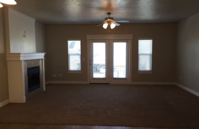 Gorgeous 3 Bedroom with a Den in Sandy! Gallery 3