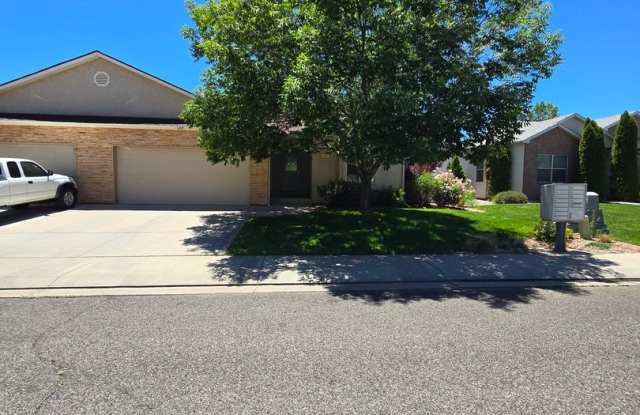 Beautiful single level townhouse located in quiet northwest area. photos photos