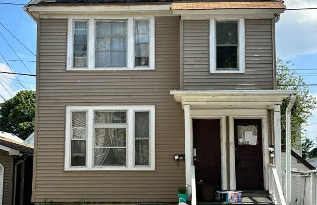 2 Bedroom Lower - 1576 South Union Street, Milwaukee, WI 53204 2 Bedroom Lower - 1576 South Union Street, Milwaukee, WI 53204