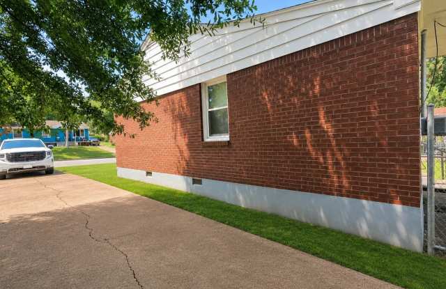 Charming 3BR Home | Large Driveway | Tons of Kitchen Storage Gallery 3