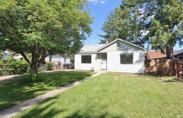 Charming cottage close to downtown! Gallery 1