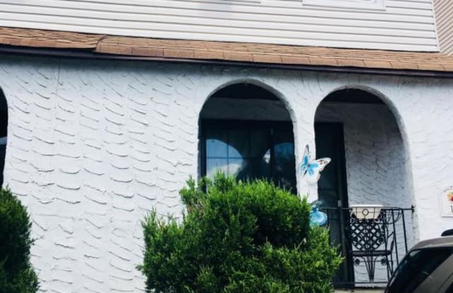 11 Geyser Drive - 11 Geyser Drive, Staten Island, NY 10312