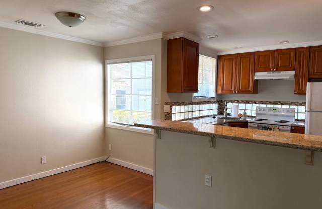 Charming 2BR/1BA East Sacramento Duplex with Private Garage Gallery 4