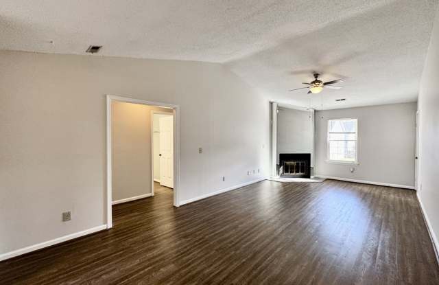 2-Bedroom 2nd Floor Condo Near Beaches! Pet Friendly! Some Utilities Included! Available XX-XX-XXXX! Gallery 4