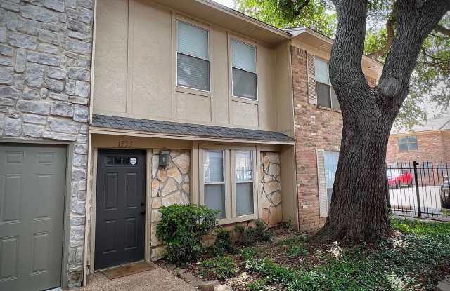 Updated condo at Cobblestone, closet to Campus! photos photos