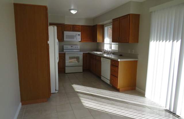 Large 4 Bedroom (1 non-egress) Home on West End Gallery 4