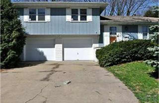 3 Bedroom, 2 bath house close to UIHC and Kinnick. photos photos