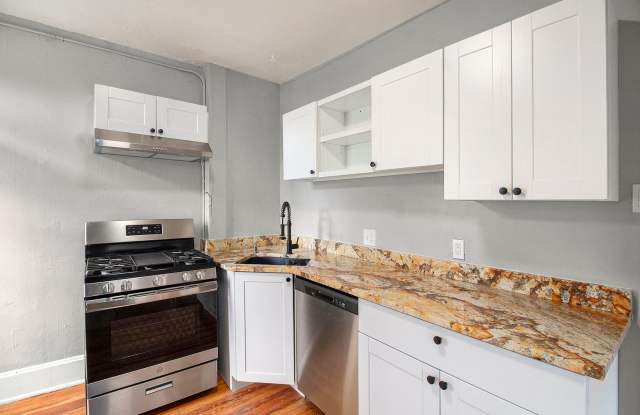 3 Bedroom 2 Bath unit in Beautiful Historic Bungalow blocks to Cheeseman Park! Gallery 2