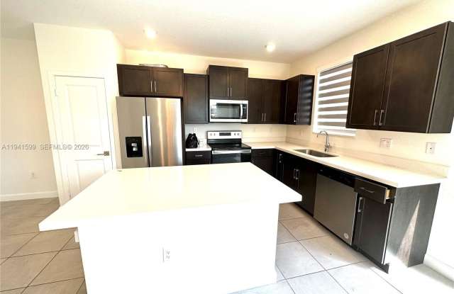 2418 SE 10th Ct photos photos